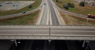 Yaz Hava Ulaştırma Kavşağı, trafik yol kavşağı gün görünümü yukarıdaki daire yol ile çapraz görüntüleri. Yukarıdan aşağıya trafik sıkışıklığı görünümünü.
