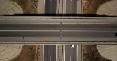 Yaz Hava Ulaştırma Kavşağı, trafik yol kavşağı gün görünümü yukarıdaki daire yol ile çapraz görüntüleri. Yukarıdan aşağıya trafik sıkışıklığı görünümünü.