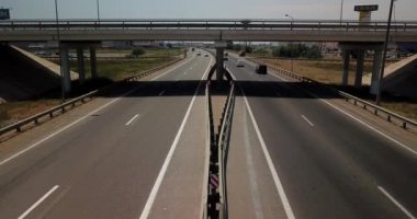 Yaz Hava Ulaştırma Kavşağı, trafik yol kavşağı gün görünümü yukarıdaki daire yol ile çapraz görüntüleri. Yukarıdan aşağıya trafik sıkışıklığı görünümünü.