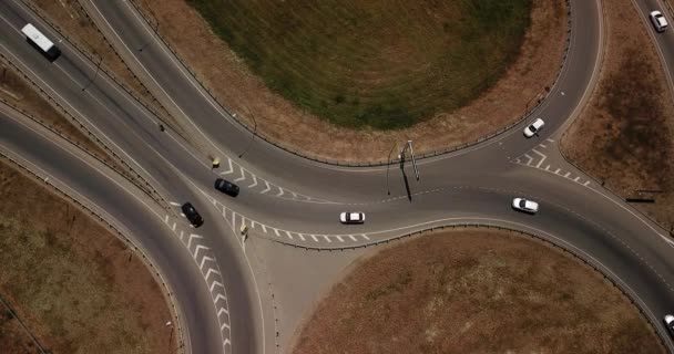 夏交通ジャンクション 円の道の上から道路交差点の日表示クロス トラフィックの空中映像 トップダウン トラフィック ジャムのビュー — ストック動画