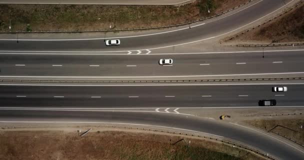 夏交通ジャンクション 円の道の上から道路交差点の日表示クロス トラフィックの空中映像 トップダウン トラフィック ジャムのビュー — ストック動画