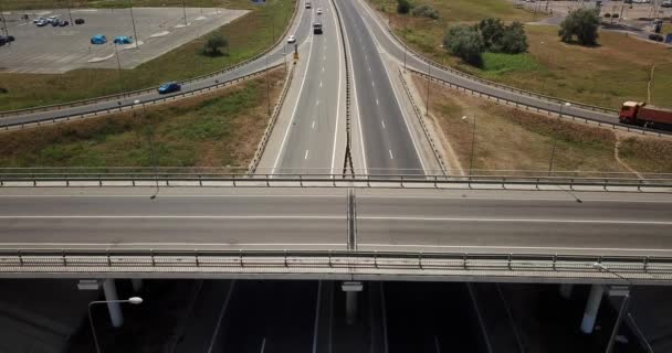 Filmato Aereo Estivo Incrocio Trasporti Incrocio Traffico Strada Vista Giorno — Video Stock