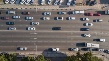 Hava Drone uçuş yukarıdan aşağıya yoğun şehir bitirim yoğun trafik reçel otoyol görünümünü. Araç kesişme, trafik tepe saatte araçlarda yol, köprü ile havadan görünümü.
