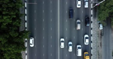 Hava Drone uçuş yukarıdan aşağıya yoğun şehir bitirim yoğun trafik reçel otoyol görünümünü. Araç kesişme, trafik tepe saatte araçlarda yol, köprü ile havadan görünümü.