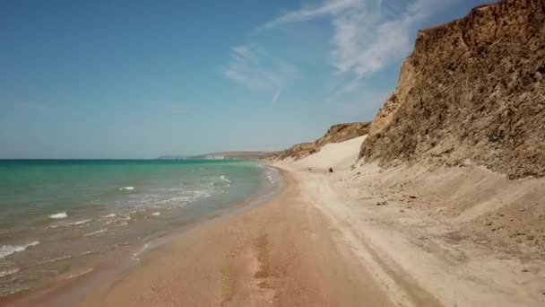 リラックスのためのロシア ドローンから黒海の海辺の観光地します 撮スカイライン — ストック動画