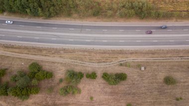 Hava üstten görünüm yaz yeşil ağaçlar, nehir, orman arka planda yollar. Uçak fotoğraf. İğne yapraklı ve yaprak döken ağaçlar, orman yolu. Çam ormanı üst kısımları üzerinde güzel panoramik fotoğraf.