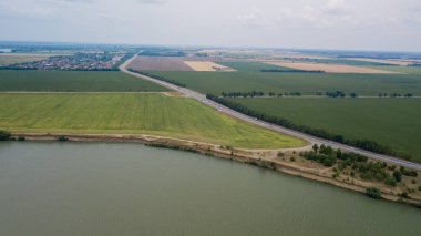 Rus orman, nehir, yollar hava dron tarafından mavi gökyüzünün altında. Çarpıcı havadan dron stok fotoğraf Güney Rus orman, nehir, yollar.