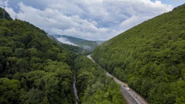 Sochi, Rusya ormana sarma dağ pass yolda araba araba hava stok fotoğraf. İnsanlar seyahat, güzel kırsal manzara virajlı yolda yolculuk.