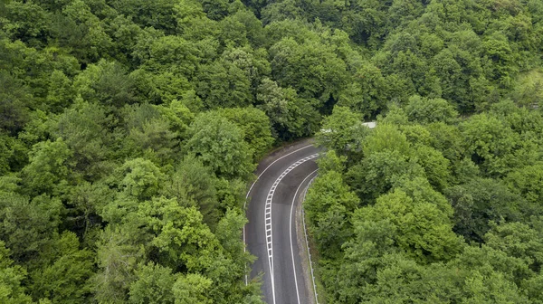 Voorraad Luchtfoto Van Auto Rijden Langs Bochtige Bergweg Pass Door — Stockfoto