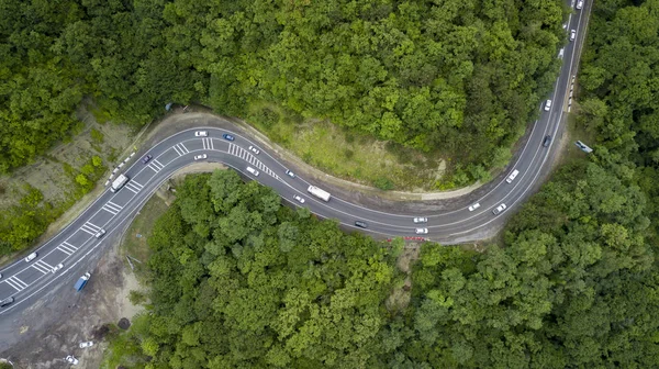 Повітряна Запас Фото Автомобіля Проїжджаючи Звивистій Гірській Дорозі Прохід Через — стокове фото