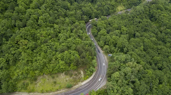 Foto Aerea Scorta Auto Che Guidano Lungo Strada Tortuosa Passo — Foto Stock