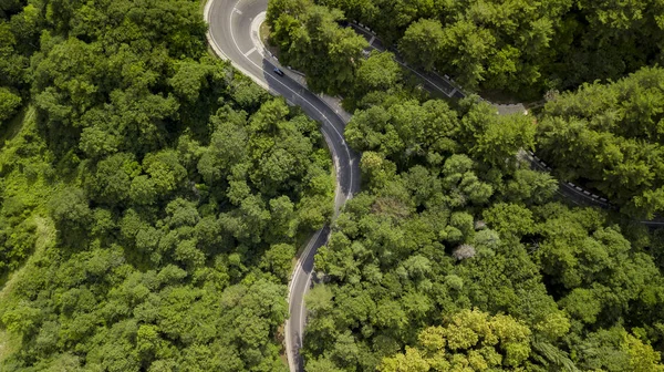 Повітряна Запас Фото Автомобіля Проїжджаючи Звивистій Гірській Дорозі Прохід Через — стокове фото