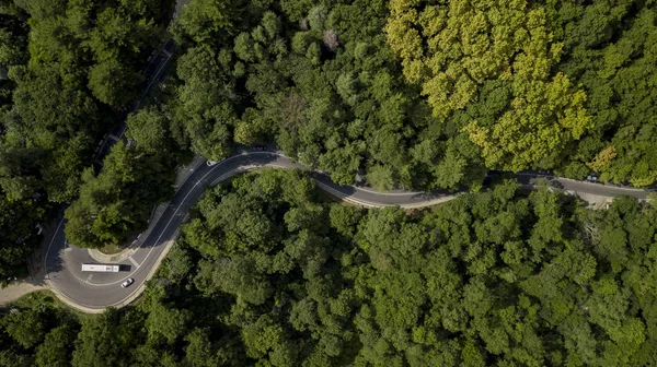 Повітряна Запас Фото Автомобіля Проїжджаючи Звивистій Гірській Дорозі Прохід Через — стокове фото