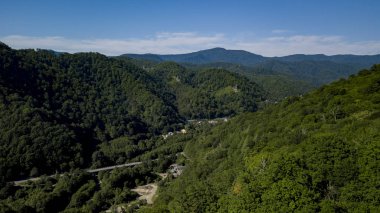 4 k hava Stok görüntüleri dolambaçlı dağ pass yol Sochi, Rusya'nın Ormanı boyunca sürüş araba. İnsanlar seyahat, güzel kırsal manzara virajlı yolda yolculuk.