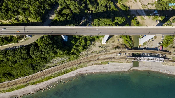 Letecké Fotografie Automobilu Jízdy Klikaté Horské Silnici Průchodu Lesem Soči — Stock fotografie