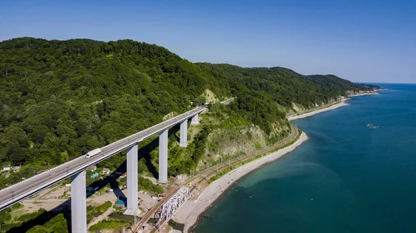 Foto Aerea Scorta Auto Che Guidano Lungo Strada Tortuosa Passo — Foto Stock