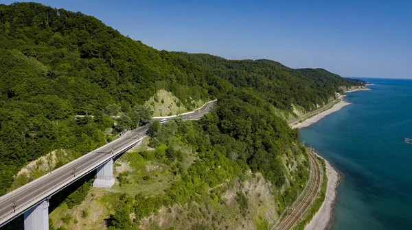 Foto Aerea Scorta Auto Che Guidano Lungo Strada Tortuosa Passo — Foto Stock