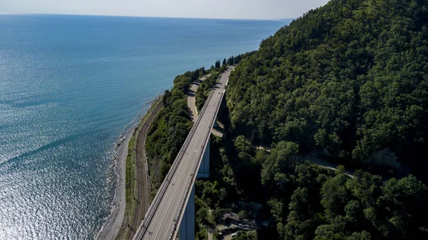 Letecké Fotografie Automobilu Jízdy Klikaté Horské Silnici Průchodu Lesem Soči — Stock fotografie