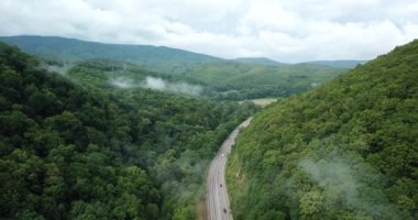 4 k hava Stok görüntüleri dolambaçlı dağ pass yol Sochi, Rusya'nın Ormanı boyunca sürüş araba. İnsanlar seyahat, güzel kırsal manzara virajlı yolda yolculuk.