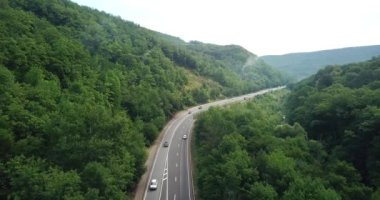 4 k hava Stok görüntüleri dolambaçlı dağ pass yol Sochi, Rusya'nın Ormanı boyunca sürüş araba. İnsanlar seyahat, güzel kırsal manzara virajlı yolda yolculuk.