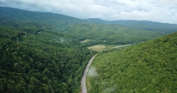 Luchtfoto Beeldmateriaal Van Auto Rijden Langs Bochtige Bergweg Pass Door — Stockvideo