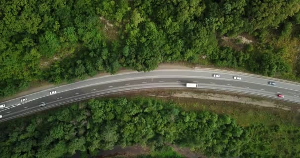 空中映像素材集のソチは ロシアの森林を通って曲がりくねった山道のパスに沿って運転している車 美しい田園風景の中の曲がりくねった道路の道路の旅をする人 — ストック動画