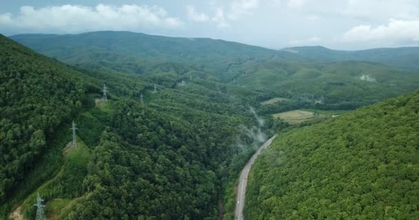 Imágenes Material Aéreo Coches Conduciendo Largo Sinuosa Carretera Paso Montaña — Vídeos de Stock