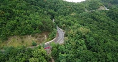 4 k hava Stok görüntüleri dolambaçlı dağ pass yol Sochi, Rusya'nın Ormanı boyunca sürüş araba. İnsanlar seyahat, güzel kırsal manzara virajlı yolda yolculuk.