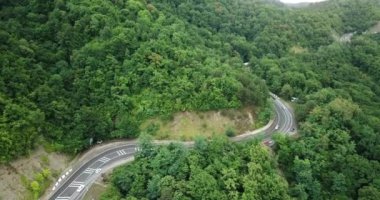 4 k hava Stok görüntüleri dolambaçlı dağ pass yol Sochi, Rusya'nın Ormanı boyunca sürüş araba. İnsanlar seyahat, güzel kırsal manzara virajlı yolda yolculuk.