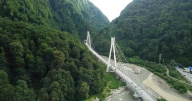 4 k hava Stok görüntüleri dolambaçlı dağ pass yol Sochi, Rusya'nın Ormanı boyunca sürüş araba. İnsanlar seyahat, güzel kırsal manzara virajlı yolda yolculuk.