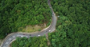 4 k hava Stok görüntüleri dolambaçlı dağ pass yol Sochi, Rusya'nın Ormanı boyunca sürüş araba. İnsanlar seyahat, güzel kırsal manzara virajlı yolda yolculuk.