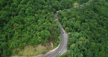 4 k hava Stok görüntüleri dolambaçlı dağ pass yol Sochi, Rusya'nın Ormanı boyunca sürüş araba. İnsanlar seyahat, güzel kırsal manzara virajlı yolda yolculuk.