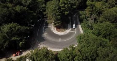 4 k hava Stok görüntüleri dolambaçlı dağ pass yol Sochi, Rusya'nın Ormanı boyunca sürüş araba. İnsanlar seyahat, güzel kırsal manzara virajlı yolda yolculuk.