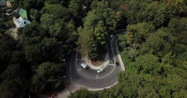 4 k hava Stok görüntüleri dolambaçlı dağ pass yol Sochi, Rusya'nın Ormanı boyunca sürüş araba. İnsanlar seyahat, güzel kırsal manzara virajlı yolda yolculuk.