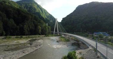 4 k hava Stok görüntüleri dolambaçlı dağ pass yol Sochi, Rusya'nın Ormanı boyunca sürüş araba. İnsanlar seyahat, güzel kırsal manzara virajlı yolda yolculuk.