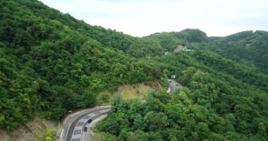 4 k hava Stok görüntüleri dolambaçlı dağ pass yol Sochi, Rusya'nın Ormanı boyunca sürüş araba. İnsanlar seyahat, güzel kırsal manzara virajlı yolda yolculuk.