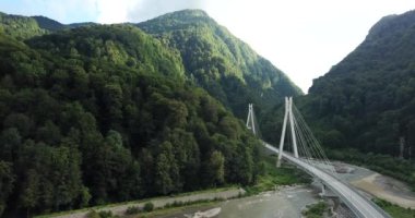 4 k hava Stok görüntüleri dolambaçlı dağ pass yol Sochi, Rusya'nın Ormanı boyunca sürüş araba. İnsanlar seyahat, güzel kırsal manzara virajlı yolda yolculuk.