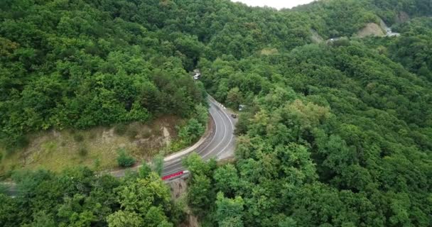 Antenn Arkivfilmer Bil Körning Längs Den Slingrande Mountain Pass Vägen — Stockvideo