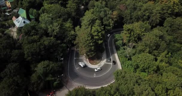空中映像素材集のソチは ロシアの森林を通って曲がりくねった山道のパスに沿って運転している車 美しい田園風景の中の曲がりくねった道路の道路の旅をする人 — ストック動画