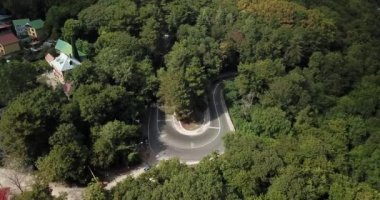 4 k hava Stok görüntüleri dolambaçlı dağ pass yol Sochi, Rusya'nın Ormanı boyunca sürüş araba. İnsanlar seyahat, güzel kırsal manzara virajlı yolda yolculuk.