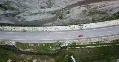 4 k hava Stok görüntüleri dolambaçlı dağ pass yol Sochi, Rusya'nın Ormanı boyunca sürüş araba. İnsanlar seyahat, güzel kırsal manzara virajlı yolda yolculuk.