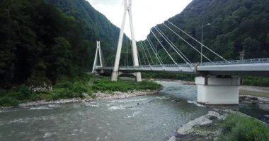 4 k hava Stok görüntüleri dolambaçlı dağ pass yol Sochi, Rusya'nın Ormanı boyunca sürüş araba. İnsanlar seyahat, güzel kırsal manzara virajlı yolda yolculuk.