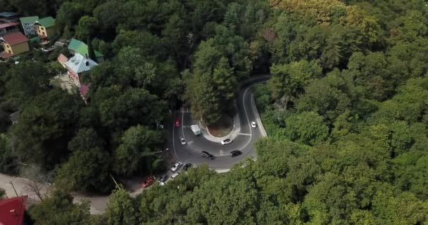 Luchtfoto Beeldmateriaal Van Auto Rijden Langs Bochtige Bergweg Pass Door — Stockvideo