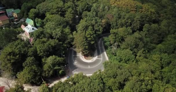 4K images aériennes de voitures conduisant le long de la route sinueuse de col de montagne à travers la forêt à Sotchi, en Russie. Personnes voyageant, voyage sur la route sinueuse à travers de beaux paysages de campagne .