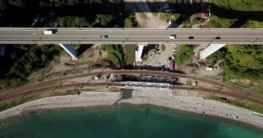 4 k hava Stok görüntüleri dolambaçlı dağ pass yol Sochi, Rusya'nın Ormanı boyunca sürüş araba. İnsanlar seyahat, güzel kırsal manzara virajlı yolda yolculuk.