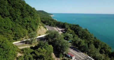 4 k hava Stok görüntüleri dolambaçlı dağ pass yol Sochi, Rusya'nın Ormanı boyunca sürüş araba. İnsanlar seyahat, güzel kırsal manzara virajlı yolda yolculuk.