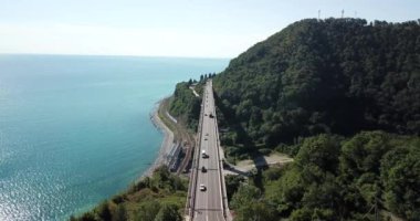 4 k hava Stok görüntüleri dolambaçlı dağ pass yol Sochi, Rusya'nın Ormanı boyunca sürüş araba. İnsanlar seyahat, güzel kırsal manzara virajlı yolda yolculuk.