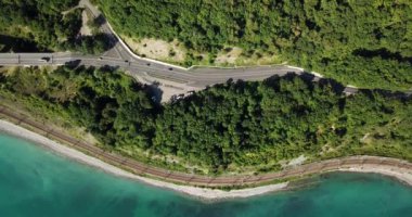 4 k hava Stok görüntüleri dolambaçlı dağ pass yol Sochi, Rusya'nın Ormanı boyunca sürüş araba. İnsanlar seyahat, güzel kırsal manzara virajlı yolda yolculuk.