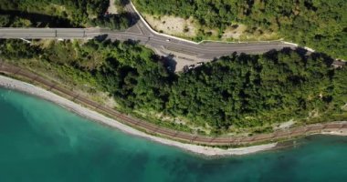 4 k hava Stok görüntüleri dolambaçlı dağ pass yol Sochi, Rusya'nın Ormanı boyunca sürüş araba. İnsanlar seyahat, güzel kırsal manzara virajlı yolda yolculuk.