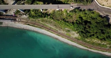 4 k hava Stok görüntüleri dolambaçlı dağ pass yol Sochi, Rusya'nın Ormanı boyunca sürüş araba. İnsanlar seyahat, güzel kırsal manzara virajlı yolda yolculuk.